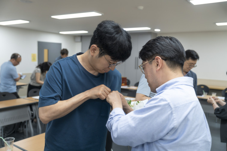 YTo1ODp7czo4OiJGaWxlTmFtZSI7czo0MDoiODc2OGFkNTYtZmZhYy00NDg0LWJkY2QtNTI5YTY1MTE3M2E2LmpwZyI7czoxMjoiRmlsZURhdGVUaW1lIjtpOjE3NDkzNjkwOTY7czo4OiJGaWxlU2l6ZSI7aToxMjQzNTMwO3M6ODoiRmlsZVR5cGUiO2k6MjtzOjg6Ik1pbWVUeXBlIjtzOjEwOiJpbWFnZS9qcGVnIjtzOjEzOiJTZWN0aW9uc0ZvdW5kIjtzOjMwOiJBTllfVEFHLCBJRkQwLCBUSFVNQk5BSUwsIEVYSUYiO3M6ODoiQ09NUFVURUQiO2E6OTp7czo0OiJodG1sIjtzOjI2OiJ3aWR0aD0iMTc1MiIgaGVpZ2h0PSIxMTY4IiI7czo2OiJIZWlnaHQiO2k6MTE2ODtzOjU6IldpZHRoIjtpOjE3NTI7czo3OiJJc0NvbG9yIjtpOjE7czoxNzoiQnl0ZU9yZGVyTW90b3JvbGEiO2k6MDtzOjE1OiJBcGVydHVyZUZOdW1iZXIiO3M6NToiZi8yLjgiO3M6OToiQ29weXJpZ2h0IjtzOjQ6IllBQkMiO3M6MTg6IlRodW1ibmFpbC5GaWxlVHlwZSI7aToyO3M6MTg6IlRodW1ibmFpbC5NaW1lVHlwZSI7czoxMDoiaW1hZ2UvanBlZyI7fXM6NDoiTWFrZSI7czo0OiJTT05ZIjtzOjU6Ik1vZGVsIjtzOjg6IklMQ0UtN000IjtzOjExOiJYUmVzb2x1dGlvbiI7czo1OiIyNDAvMSI7czoxMToiWVJlc29sdXRpb24iO3M6NToiMjQwLzEiO3M6MTQ6IlJlc29sdXRpb25Vbml0IjtpOjI7czo4OiJTb2Z0d2FyZSI7czo1MjoiQWRvYmUgUGhvdG9zaG9wIExpZ2h0cm9vbSBDbGFzc2ljIDE0LjMuMSAoTWFjaW50b3NoKSI7czo4OiJEYXRlVGltZSI7czoxOToiMjAyNTowNjowOCAxNjoyMzoyNyI7czo2OiJBcnRpc3QiO3M6NzoiWUFCQ19TRyI7czo5OiJDb3B5cmlnaHQiO3M6NDoiWUFCQyI7czoxNjoiRXhpZl9JRkRfUG9pbnRlciI7aToyNTQ7czo5OiJUSFVNQk5BSUwiO2E6Njp7czoxMToiQ29tcHJlc3Npb24iO2k6NjtzOjExOiJYUmVzb2x1dGlvbiI7czo0OiI3Mi8xIjtzOjExOiJZUmVzb2x1dGlvbiI7czo0OiI3Mi8xIjtzOjE0OiJSZXNvbHV0aW9uVW5pdCI7aToyO3M6MjE6IkpQRUdJbnRlcmNoYW5nZUZvcm1hdCI7aToxMDQwO3M6Mjc6IkpQRUdJbnRlcmNoYW5nZUZvcm1hdExlbmd0aCI7aToxMjc4OTt9czoxMjoiRXhwb3N1cmVUaW1lIjtzOjU6IjEvMTAwIjtzOjc6IkZOdW1iZXIiO3M6NToiMjgvMTAiO3M6MTU6IkV4cG9zdXJlUHJvZ3JhbSI7aToxO3M6MTU6IklTT1NwZWVkUmF0aW5ncyI7aToxMjU7czoxOToiVW5kZWZpbmVkVGFnOjB4ODgzMCI7aToyO3M6MTk6IlVuZGVmaW5lZFRhZzoweDg4MzIiO2k6MTI1O3M6MTE6IkV4aWZWZXJzaW9uIjtzOjQ6IjAyMzIiO3M6MTY6IkRhdGVUaW1lT3JpZ2luYWwiO3M6MTk6IjIwMjU6MDY6MDggMTU6MzA6MjQiO3M6MTc6IkRhdGVUaW1lRGlnaXRpemVkIjtzOjE5OiIyMDI1OjA2OjA4IDE1OjMwOjI0IjtzOjE5OiJVbmRlZmluZWRUYWc6MHg5MDEwIjtzOjY6IiswOTowMCI7czoxOToiVW5kZWZpbmVkVGFnOjB4OTAxMSI7czo2OiIrMDk6MDAiO3M6MTk6IlVuZGVmaW5lZFRhZzoweDkwMTIiO3M6NjoiKzA5OjAwIjtzOjE3OiJTaHV0dGVyU3BlZWRWYWx1ZSI7czoxNToiNjY0Mzg1Ni8xMDAwMDAwIjtzOjEzOiJBcGVydHVyZVZhbHVlIjtzOjE1OiIyOTcwODU0LzEwMDAwMDAiO3M6MTU6IkJyaWdodG5lc3NWYWx1ZSI7czo5OiI4OTc0LzI1NjAiO3M6MTc6IkV4cG9zdXJlQmlhc1ZhbHVlIjtzOjQ6IjAvMTAiO3M6MTY6Ik1heEFwZXJ0dXJlVmFsdWUiO3M6NzoiNzYwLzI1NiI7czoxMjoiTWV0ZXJpbmdNb2RlIjtpOjU7czoxMToiTGlnaHRTb3VyY2UiO2k6MDtzOjU6IkZsYXNoIjtpOjEzO3M6MTE6IkZvY2FsTGVuZ3RoIjtzOjY6IjM0MC8xMCI7czoxODoiU3ViU2VjVGltZU9yaWdpbmFsIjtzOjM6Ijc3NiI7czoxOToiU3ViU2VjVGltZURpZ2l0aXplZCI7czozOiI3NzYiO3M6MTA6IkNvbG9yU3BhY2UiO2k6NjU1MzU7czoyMToiRm9jYWxQbGFuZVhSZXNvbHV0aW9uIjtzOjE0OiI2NDQ0OTMzOS8zMjc2OCI7czoyMToiRm9jYWxQbGFuZVlSZXNvbHV0aW9uIjtzOjE0OiI2NDQ0OTMzOS8zMjc2OCI7czoyNDoiRm9jYWxQbGFuZVJlc29sdXRpb25Vbml0IjtpOjM7czoxMDoiRmlsZVNvdXJjZSI7czoxOiIDIjtzOjk6IlNjZW5lVHlwZSI7czoxOiIBIjtzOjE0OiJDdXN0b21SZW5kZXJlZCI7aTowO3M6MTI6IkV4cG9zdXJlTW9kZSI7aToxO3M6MTI6IldoaXRlQmFsYW5jZSI7aToxO3M6MTY6IkRpZ2l0YWxab29tUmF0aW8iO3M6NToiMTYvMTYiO3M6MjE6IkZvY2FsTGVuZ3RoSW4zNW1tRmlsbSI7aTozNDtzOjE2OiJTY2VuZUNhcHR1cmVUeXBlIjtpOjA7czo4OiJDb250cmFzdCI7aTowO3M6MTA6IlNhdHVyYXRpb24iO2k6MDtzOjk6IlNoYXJwbmVzcyI7aTowO3M6MTk6IlVuZGVmaW5lZFRhZzoweEE0MzIiO2E6NDp7aTowO3M6NjoiMjQwLzEwIjtpOjE7czo2OiI3MDAvMTAiO2k6MjtzOjU6IjI4LzEwIjtpOjM7czo1OiIyOC8xMCI7fXM6MTk6IlVuZGVmaW5lZFRhZzoweEE0MzQiO3M6MjE6IkZFIDI0LTcwbW0gRjIuOCBHTSBJSSI7fQ==