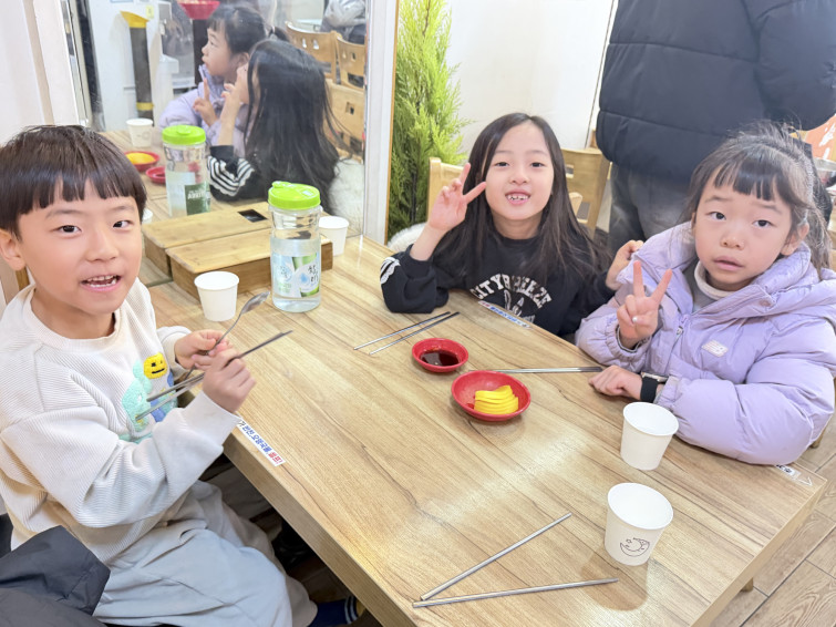 YTo0Nzp7czo4OiJGaWxlTmFtZSI7czo0MDoiYmJjNGEyNjctMmNkMC00MDIwLWIzOTMtYzBlZDQyYmE4MjZiLmpwZyI7czoxMjoiRmlsZURhdGVUaW1lIjtpOjE3Njk2NTA4NDc7czo4OiJGaWxlU2l6ZSI7aToxNzQ1MTYxO3M6ODoiRmlsZVR5cGUiO2k6MjtzOjg6Ik1pbWVUeXBlIjtzOjEwOiJpbWFnZS9qcGVnIjtzOjEzOiJTZWN0aW9uc0ZvdW5kIjtzOjMwOiJBTllfVEFHLCBJRkQwLCBUSFVNQk5BSUwsIEVYSUYiO3M6ODoiQ09NUFVURUQiO2E6ODp7czo0OiJodG1sIjtzOjI2OiJ3aWR0aD0iMTk5OSIgaGVpZ2h0PSIxNDk5IiI7czo2OiJIZWlnaHQiO2k6MTQ5OTtzOjU6IldpZHRoIjtpOjE5OTk7czo3OiJJc0NvbG9yIjtpOjE7czoxNzoiQnl0ZU9yZGVyTW90b3JvbGEiO2k6MDtzOjE1OiJBcGVydHVyZUZOdW1iZXIiO3M6NToiZi8xLjgiO3M6MTg6IlRodW1ibmFpbC5GaWxlVHlwZSI7aToyO3M6MTg6IlRodW1ibmFpbC5NaW1lVHlwZSI7czoxMDoiaW1hZ2UvanBlZyI7fXM6NDoiTWFrZSI7czo1OiJBcHBsZSI7czo1OiJNb2RlbCI7czoxMzoiaVBob25lIDE3IFBybyI7czoxMToiWFJlc29sdXRpb24iO3M6NToiMjQwLzEiO3M6MTE6IllSZXNvbHV0aW9uIjtzOjU6IjI0MC8xIjtzOjE0OiJSZXNvbHV0aW9uVW5pdCI7aToyO3M6ODoiU29mdHdhcmUiO3M6NTI6IkFkb2JlIFBob3Rvc2hvcCBMaWdodHJvb20gQ2xhc3NpYyAxNS4xLjEgKE1hY2ludG9zaCkiO3M6ODoiRGF0ZVRpbWUiO3M6MTk6IjIwMjY6MDE6MjkgMTA6Mzk6MjEiO3M6MTY6IkV4aWZfSUZEX1BvaW50ZXIiO2k6MjIwO3M6OToiVEhVTUJOQUlMIjthOjY6e3M6MTE6IkNvbXByZXNzaW9uIjtpOjY7czoxMToiWFJlc29sdXRpb24iO3M6NDoiNzIvMSI7czoxMToiWVJlc29sdXRpb24iO3M6NDoiNzIvMSI7czoxNDoiUmVzb2x1dGlvblVuaXQiO2k6MjtzOjIxOiJKUEVHSW50ZXJjaGFuZ2VGb3JtYXQiO2k6OTE0O3M6Mjc6IkpQRUdJbnRlcmNoYW5nZUZvcm1hdExlbmd0aCI7aToxODcwNjt9czoxMjoiRXhwb3N1cmVUaW1lIjtzOjQ6IjEvNjAiO3M6NzoiRk51bWJlciI7czo1OiIxOC8xMCI7czoxNToiRXhwb3N1cmVQcm9ncmFtIjtpOjI7czoxNToiSVNPU3BlZWRSYXRpbmdzIjtpOjUwMDtzOjExOiJFeGlmVmVyc2lvbiI7czo0OiIwMjMyIjtzOjE2OiJEYXRlVGltZU9yaWdpbmFsIjtzOjE5OiIyMDI2OjAxOjI1IDEyOjM0OjE0IjtzOjE3OiJEYXRlVGltZURpZ2l0aXplZCI7czoxOToiMjAyNjowMToyNSAxMjozNDoxNCI7czoxOToiVW5kZWZpbmVkVGFnOjB4OTAxMCI7czo2OiIrMDk6MDAiO3M6MTk6IlVuZGVmaW5lZFRhZzoweDkwMTEiO3M6NjoiKzA5OjAwIjtzOjE5OiJVbmRlZmluZWRUYWc6MHg5MDEyIjtzOjY6IiswOTowMCI7czoxNzoiU2h1dHRlclNwZWVkVmFsdWUiO3M6MTU6IjU5MDY4OTEvMTAwMDAwMCI7czoxMzoiQXBlcnR1cmVWYWx1ZSI7czoxNToiMTY5NTk5NC8xMDAwMDAwIjtzOjE1OiJCcmlnaHRuZXNzVmFsdWUiO3M6MTE6IjI2MjczLzEyODcxIjtzOjE3OiJFeHBvc3VyZUJpYXNWYWx1ZSI7czoxMToiNDQ5NDIvMzM3MTEiO3M6MTI6Ik1ldGVyaW5nTW9kZSI7aTo1O3M6NToiRmxhc2giO2k6MTY7czoxMToiRm9jYWxMZW5ndGgiO3M6MTI6IjI1MTc3My8zNzIxNyI7czoxNToiU3ViamVjdExvY2F0aW9uIjthOjQ6e2k6MDtpOjUzODtpOjE7aToxNzE5O2k6MjtpOjc4MjtpOjM7aTo3ODU7fXM6MTg6IlN1YlNlY1RpbWVPcmlnaW5hbCI7czozOiI4MDIiO3M6MTk6IlN1YlNlY1RpbWVEaWdpdGl6ZWQiO3M6MzoiODAyIjtzOjEwOiJDb2xvclNwYWNlIjtpOjY1NTM1O3M6MTM6IlNlbnNpbmdNZXRob2QiO2k6MjtzOjk6IlNjZW5lVHlwZSI7czoxOiIBIjtzOjEyOiJFeHBvc3VyZU1vZGUiO2k6MDtzOjEyOiJXaGl0ZUJhbGFuY2UiO2k6MDtzOjE2OiJEaWdpdGFsWm9vbVJhdGlvIjtzOjM6IjcvNiI7czoyMToiRm9jYWxMZW5ndGhJbjM1bW1GaWxtIjtpOjI4O3M6MTY6IlNjZW5lQ2FwdHVyZVR5cGUiO2k6MDtzOjE5OiJVbmRlZmluZWRUYWc6MHhBNDMyIjthOjQ6e2k6MDtzOjE0OiIxNTUxODAwLzY5OTAwOSI7aToxO3M6NzoiMTA4MS82NCI7aToyO3M6MTQ6IjEyNDQyMzYvNjk5MDA5IjtpOjM7czo4OiIxNDMzLzUxMiI7fXM6MTk6IlVuZGVmaW5lZFRhZzoweEE0MzMiO3M6NToiQXBwbGUiO3M6MTk6IlVuZGVmaW5lZFRhZzoweEE0MzQiO3M6NDc6ImlQaG9uZSAxNyBQcm8gYmFjayB0cmlwbGUgY2FtZXJhIDYuNzY1bW0gZi8xLjc4Ijt9