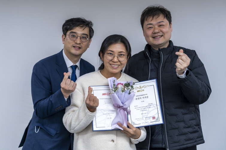 YTo1ODp7czo4OiJGaWxlTmFtZSI7czo0MDoiYzE0MGE3ZGMtZGM1ZC00NDVlLWE0MDYtZjBhZDcwMmM0ZmFmLmpwZyI7czoxMjoiRmlsZURhdGVUaW1lIjtpOjE3NjUxNjY5NzM7czo4OiJGaWxlU2l6ZSI7aToxNjUzNzc2O3M6ODoiRmlsZVR5cGUiO2k6MjtzOjg6Ik1pbWVUeXBlIjtzOjEwOiJpbWFnZS9qcGVnIjtzOjEzOiJTZWN0aW9uc0ZvdW5kIjtzOjMwOiJBTllfVEFHLCBJRkQwLCBUSFVNQk5BSUwsIEVYSUYiO3M6ODoiQ09NUFVURUQiO2E6OTp7czo0OiJodG1sIjtzOjI2OiJ3aWR0aD0iMjE3NyIgaGVpZ2h0PSIxNDUxIiI7czo2OiJIZWlnaHQiO2k6MTQ1MTtzOjU6IldpZHRoIjtpOjIxNzc7czo3OiJJc0NvbG9yIjtpOjE7czoxNzoiQnl0ZU9yZGVyTW90b3JvbGEiO2k6MDtzOjE1OiJBcGVydHVyZUZOdW1iZXIiO3M6NToiZi8zLjIiO3M6OToiQ29weXJpZ2h0IjtzOjQ6IllBQkMiO3M6MTg6IlRodW1ibmFpbC5GaWxlVHlwZSI7aToyO3M6MTg6IlRodW1ibmFpbC5NaW1lVHlwZSI7czoxMDoiaW1hZ2UvanBlZyI7fXM6NDoiTWFrZSI7czo0OiJTT05ZIjtzOjU6Ik1vZGVsIjtzOjg6IklMQ0UtN000IjtzOjExOiJYUmVzb2x1dGlvbiI7czo1OiIyNDAvMSI7czoxMToiWVJlc29sdXRpb24iO3M6NToiMjQwLzEiO3M6MTQ6IlJlc29sdXRpb25Vbml0IjtpOjI7czo4OiJTb2Z0d2FyZSI7czo1MjoiQWRvYmUgUGhvdG9zaG9wIExpZ2h0cm9vbSBDbGFzc2ljIDE0LjEuMSAoTWFjaW50b3NoKSI7czo4OiJEYXRlVGltZSI7czoxOToiMjAyNToxMjowOCAxMzowOToyMSI7czo2OiJBcnRpc3QiO3M6NzoiWUFCQ19TRyI7czo5OiJDb3B5cmlnaHQiO3M6NDoiWUFCQyI7czoxNjoiRXhpZl9JRkRfUG9pbnRlciI7aToyNTQ7czo5OiJUSFVNQk5BSUwiO2E6Njp7czoxMToiQ29tcHJlc3Npb24iO2k6NjtzOjExOiJYUmVzb2x1dGlvbiI7czo0OiI3Mi8xIjtzOjExOiJZUmVzb2x1dGlvbiI7czo0OiI3Mi8xIjtzOjE0OiJSZXNvbHV0aW9uVW5pdCI7aToyO3M6MjE6IkpQRUdJbnRlcmNoYW5nZUZvcm1hdCI7aToxMDQwO3M6Mjc6IkpQRUdJbnRlcmNoYW5nZUZvcm1hdExlbmd0aCI7aToxMTk3NTt9czoxMjoiRXhwb3N1cmVUaW1lIjtzOjQ6IjEvNjAiO3M6NzoiRk51bWJlciI7czo1OiIzMi8xMCI7czoxNToiRXhwb3N1cmVQcm9ncmFtIjtpOjE7czoxNToiSVNPU3BlZWRSYXRpbmdzIjtpOjEwMDtzOjE5OiJVbmRlZmluZWRUYWc6MHg4ODMwIjtpOjI7czoxOToiVW5kZWZpbmVkVGFnOjB4ODgzMiI7aToxMDA7czoxMToiRXhpZlZlcnNpb24iO3M6NDoiMDIzMiI7czoxNjoiRGF0ZVRpbWVPcmlnaW5hbCI7czoxOToiMjAyNToxMjowNyAxNTo1Mjo1OCI7czoxNzoiRGF0ZVRpbWVEaWdpdGl6ZWQiO3M6MTk6IjIwMjU6MTI6MDcgMTU6NTI6NTgiO3M6MTk6IlVuZGVmaW5lZFRhZzoweDkwMTAiO3M6NjoiKzA5OjAwIjtzOjE5OiJVbmRlZmluZWRUYWc6MHg5MDExIjtzOjY6IiswOTowMCI7czoxOToiVW5kZWZpbmVkVGFnOjB4OTAxMiI7czo2OiIrMDk6MDAiO3M6MTc6IlNodXR0ZXJTcGVlZFZhbHVlIjtzOjE1OiI1OTA2ODkxLzEwMDAwMDAiO3M6MTM6IkFwZXJ0dXJlVmFsdWUiO3M6MTU6IjMzNTYxNDQvMTAwMDAwMCI7czoxNToiQnJpZ2h0bmVzc1ZhbHVlIjtzOjk6IjczODQvMjU2MCI7czoxNzoiRXhwb3N1cmVCaWFzVmFsdWUiO3M6NDoiMC8xMCI7czoxNjoiTWF4QXBlcnR1cmVWYWx1ZSI7czo3OiI3NjAvMjU2IjtzOjEyOiJNZXRlcmluZ01vZGUiO2k6NTtzOjExOiJMaWdodFNvdXJjZSI7aTowO3M6NToiRmxhc2giO2k6MTM7czoxMToiRm9jYWxMZW5ndGgiO3M6NjoiNDgwLzEwIjtzOjE4OiJTdWJTZWNUaW1lT3JpZ2luYWwiO3M6MzoiNTYxIjtzOjE5OiJTdWJTZWNUaW1lRGlnaXRpemVkIjtzOjM6IjU2MSI7czoxMDoiQ29sb3JTcGFjZSI7aTo2NTUzNTtzOjIxOiJGb2NhbFBsYW5lWFJlc29sdXRpb24iO3M6MTQ6IjY0NDQ5MzM5LzMyNzY4IjtzOjIxOiJGb2NhbFBsYW5lWVJlc29sdXRpb24iO3M6MTQ6IjY0NDQ5MzM5LzMyNzY4IjtzOjI0OiJGb2NhbFBsYW5lUmVzb2x1dGlvblVuaXQiO2k6MztzOjEwOiJGaWxlU291cmNlIjtzOjE6IgMiO3M6OToiU2NlbmVUeXBlIjtzOjE6IgEiO3M6MTQ6IkN1c3RvbVJlbmRlcmVkIjtpOjA7czoxMjoiRXhwb3N1cmVNb2RlIjtpOjE7czoxMjoiV2hpdGVCYWxhbmNlIjtpOjE7czoxNjoiRGlnaXRhbFpvb21SYXRpbyI7czo1OiIxNi8xNiI7czoyMToiRm9jYWxMZW5ndGhJbjM1bW1GaWxtIjtpOjQ4O3M6MTY6IlNjZW5lQ2FwdHVyZVR5cGUiO2k6MDtzOjg6IkNvbnRyYXN0IjtpOjA7czoxMDoiU2F0dXJhdGlvbiI7aTowO3M6OToiU2hhcnBuZXNzIjtpOjA7czoxOToiVW5kZWZpbmVkVGFnOjB4QTQzMiI7YTo0OntpOjA7czo2OiIyNDAvMTAiO2k6MTtzOjY6IjcwMC8xMCI7aToyO3M6NToiMjgvMTAiO2k6MztzOjU6IjI4LzEwIjt9czoxOToiVW5kZWZpbmVkVGFnOjB4QTQzNCI7czoyMToiRkUgMjQtNzBtbSBGMi44IEdNIElJIjt9