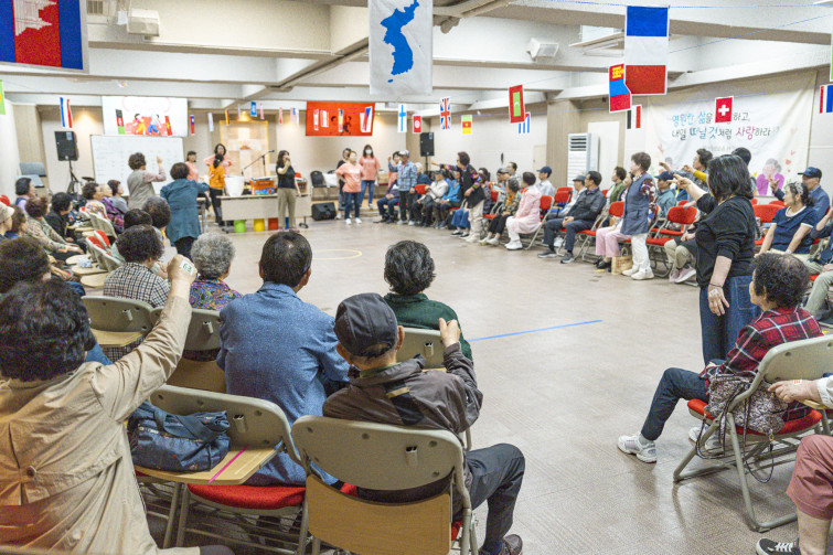 YTo1ODp7czo4OiJGaWxlTmFtZSI7czo0MDoiZTVkYzJiYjMtZjRmMC00NTg4LWFmMjUtOTRhZDdjZGM0OGYxLmpwZyI7czoxMjoiRmlsZURhdGVUaW1lIjtpOjE3NDg1ODU2MDg7czo4OiJGaWxlU2l6ZSI7aTozMjQwNDY1O3M6ODoiRmlsZVR5cGUiO2k6MjtzOjg6Ik1pbWVUeXBlIjtzOjEwOiJpbWFnZS9qcGVnIjtzOjEzOiJTZWN0aW9uc0ZvdW5kIjtzOjMwOiJBTllfVEFHLCBJRkQwLCBUSFVNQk5BSUwsIEVYSUYiO3M6ODoiQ09NUFVURUQiO2E6OTp7czo0OiJodG1sIjtzOjI2OiJ3aWR0aD0iMTc0OSIgaGVpZ2h0PSIxMTY2IiI7czo2OiJIZWlnaHQiO2k6MTE2NjtzOjU6IldpZHRoIjtpOjE3NDk7czo3OiJJc0NvbG9yIjtpOjE7czoxNzoiQnl0ZU9yZGVyTW90b3JvbGEiO2k6MDtzOjE1OiJBcGVydHVyZUZOdW1iZXIiO3M6NToiZi8yLjgiO3M6OToiQ29weXJpZ2h0IjtzOjQ6IllBQkMiO3M6MTg6IlRodW1ibmFpbC5GaWxlVHlwZSI7aToyO3M6MTg6IlRodW1ibmFpbC5NaW1lVHlwZSI7czoxMDoiaW1hZ2UvanBlZyI7fXM6NDoiTWFrZSI7czo0OiJTT05ZIjtzOjU6Ik1vZGVsIjtzOjg6IklMQ0UtN000IjtzOjExOiJYUmVzb2x1dGlvbiI7czo1OiIyNDAvMSI7czoxMToiWVJlc29sdXRpb24iO3M6NToiMjQwLzEiO3M6MTQ6IlJlc29sdXRpb25Vbml0IjtpOjI7czo4OiJTb2Z0d2FyZSI7czo1MjoiQWRvYmUgUGhvdG9zaG9wIExpZ2h0cm9vbSBDbGFzc2ljIDE0LjMuMSAoTWFjaW50b3NoKSI7czo4OiJEYXRlVGltZSI7czoxOToiMjAyNTowNTozMCAxNTowOToxNiI7czo2OiJBcnRpc3QiO3M6NzoiWUFCQ19TRyI7czo5OiJDb3B5cmlnaHQiO3M6NDoiWUFCQyI7czoxNjoiRXhpZl9JRkRfUG9pbnRlciI7aToyNTQ7czo5OiJUSFVNQk5BSUwiO2E6Njp7czoxMToiQ29tcHJlc3Npb24iO2k6NjtzOjExOiJYUmVzb2x1dGlvbiI7czo0OiI3Mi8xIjtzOjExOiJZUmVzb2x1dGlvbiI7czo0OiI3Mi8xIjtzOjE0OiJSZXNvbHV0aW9uVW5pdCI7aToyO3M6MjE6IkpQRUdJbnRlcmNoYW5nZUZvcm1hdCI7aToxMDQwO3M6Mjc6IkpQRUdJbnRlcmNoYW5nZUZvcm1hdExlbmd0aCI7aToyMjA1Njt9czoxMjoiRXhwb3N1cmVUaW1lIjtzOjU6IjEvNjQwIjtzOjc6IkZOdW1iZXIiO3M6NToiMjgvMTAiO3M6MTU6IkV4cG9zdXJlUHJvZ3JhbSI7aToxO3M6MTU6IklTT1NwZWVkUmF0aW5ncyI7aToyMDAwO3M6MTk6IlVuZGVmaW5lZFRhZzoweDg4MzAiO2k6MjtzOjE5OiJVbmRlZmluZWRUYWc6MHg4ODMyIjtpOjIwMDA7czoxMToiRXhpZlZlcnNpb24iO3M6NDoiMDIzMiI7czoxNjoiRGF0ZVRpbWVPcmlnaW5hbCI7czoxOToiMjAyNTowNTozMCAxMjoyMDo0OCI7czoxNzoiRGF0ZVRpbWVEaWdpdGl6ZWQiO3M6MTk6IjIwMjU6MDU6MzAgMTI6MjA6NDgiO3M6MTk6IlVuZGVmaW5lZFRhZzoweDkwMTAiO3M6NjoiKzA5OjAwIjtzOjE5OiJVbmRlZmluZWRUYWc6MHg5MDExIjtzOjY6IiswOTowMCI7czoxOToiVW5kZWZpbmVkVGFnOjB4OTAxMiI7czo2OiIrMDk6MDAiO3M6MTc6IlNodXR0ZXJTcGVlZFZhbHVlIjtzOjE1OiI5MzIxOTI4LzEwMDAwMDAiO3M6MTM6IkFwZXJ0dXJlVmFsdWUiO3M6MTU6IjI5NzA4NTQvMTAwMDAwMCI7czoxNToiQnJpZ2h0bmVzc1ZhbHVlIjtzOjk6IjQ4NDQvMjU2MCI7czoxNzoiRXhwb3N1cmVCaWFzVmFsdWUiO3M6NDoiMC8xMCI7czoxNjoiTWF4QXBlcnR1cmVWYWx1ZSI7czo3OiI3NjAvMjU2IjtzOjEyOiJNZXRlcmluZ01vZGUiO2k6NTtzOjExOiJMaWdodFNvdXJjZSI7aTowO3M6NToiRmxhc2giO2k6MTY7czoxMToiRm9jYWxMZW5ndGgiO3M6NjoiMjcwLzEwIjtzOjE4OiJTdWJTZWNUaW1lT3JpZ2luYWwiO3M6MzoiNjc2IjtzOjE5OiJTdWJTZWNUaW1lRGlnaXRpemVkIjtzOjM6IjY3NiI7czoxMDoiQ29sb3JTcGFjZSI7aTo2NTUzNTtzOjIxOiJGb2NhbFBsYW5lWFJlc29sdXRpb24iO3M6MTQ6IjY0NDQ5MzM5LzMyNzY4IjtzOjIxOiJGb2NhbFBsYW5lWVJlc29sdXRpb24iO3M6MTQ6IjY0NDQ5MzM5LzMyNzY4IjtzOjI0OiJGb2NhbFBsYW5lUmVzb2x1dGlvblVuaXQiO2k6MztzOjEwOiJGaWxlU291cmNlIjtzOjE6IgMiO3M6OToiU2NlbmVUeXBlIjtzOjE6IgEiO3M6MTQ6IkN1c3RvbVJlbmRlcmVkIjtpOjA7czoxMjoiRXhwb3N1cmVNb2RlIjtpOjE7czoxMjoiV2hpdGVCYWxhbmNlIjtpOjE7czoxNjoiRGlnaXRhbFpvb21SYXRpbyI7czo1OiIxNi8xNiI7czoyMToiRm9jYWxMZW5ndGhJbjM1bW1GaWxtIjtpOjI3O3M6MTY6IlNjZW5lQ2FwdHVyZVR5cGUiO2k6MDtzOjg6IkNvbnRyYXN0IjtpOjA7czoxMDoiU2F0dXJhdGlvbiI7aTowO3M6OToiU2hhcnBuZXNzIjtpOjA7czoxOToiVW5kZWZpbmVkVGFnOjB4QTQzMiI7YTo0OntpOjA7czo2OiIyNDAvMTAiO2k6MTtzOjY6IjcwMC8xMCI7aToyO3M6NToiMjgvMTAiO2k6MztzOjU6IjI4LzEwIjt9czoxOToiVW5kZWZpbmVkVGFnOjB4QTQzNCI7czoyMToiRkUgMjQtNzBtbSBGMi44IEdNIElJIjt9