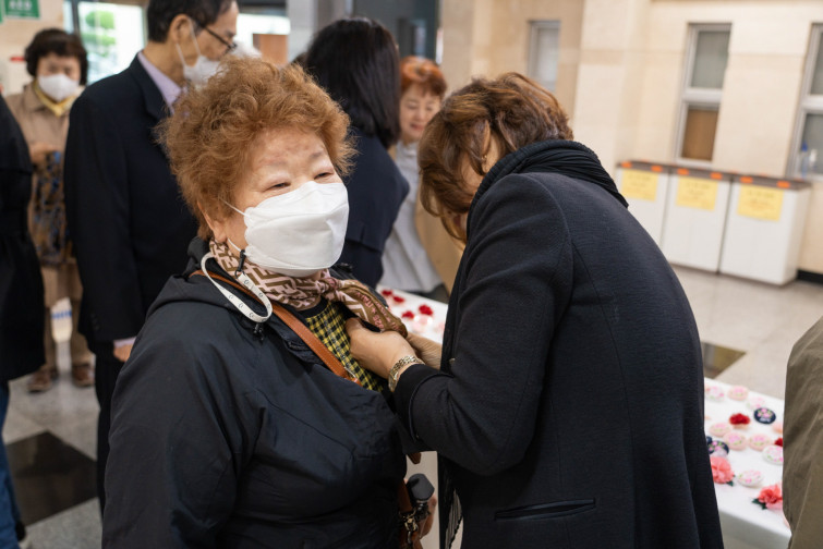 YTo1NTp7czo4OiJGaWxlTmFtZSI7czo0MDoiZmM5MjRiMmItNGZiYS00NjE5LWEwMDEtY2ZmYWRjMjJjMjQ2LmpwZyI7czoxMjoiRmlsZURhdGVUaW1lIjtpOjE2ODM1OTkwNTA7czo4OiJGaWxlU2l6ZSI7aToxNDQ3NjI3O3M6ODoiRmlsZVR5cGUiO2k6MjtzOjg6Ik1pbWVUeXBlIjtzOjEwOiJpbWFnZS9qcGVnIjtzOjEzOiJTZWN0aW9uc0ZvdW5kIjtzOjMwOiJBTllfVEFHLCBJRkQwLCBUSFVNQk5BSUwsIEVYSUYiO3M6ODoiQ09NUFVURUQiO2E6OTp7czo0OiJodG1sIjtzOjI2OiJ3aWR0aD0iMjEwMiIgaGVpZ2h0PSIxNDAyIiI7czo2OiJIZWlnaHQiO2k6MTQwMjtzOjU6IldpZHRoIjtpOjIxMDI7czo3OiJJc0NvbG9yIjtpOjE7czoxNzoiQnl0ZU9yZGVyTW90b3JvbGEiO2k6MDtzOjg6IkNDRFdpZHRoIjtzOjQ6IjEwbW0iO3M6MTU6IkFwZXJ0dXJlRk51bWJlciI7czo1OiJmLzQuMCI7czoxODoiVGh1bWJuYWlsLkZpbGVUeXBlIjtpOjI7czoxODoiVGh1bWJuYWlsLk1pbWVUeXBlIjtzOjEwOiJpbWFnZS9qcGVnIjt9czo0OiJNYWtlIjtzOjQ6IlNPTlkiO3M6NToiTW9kZWwiO3M6ODoiSUxDRS03TTQiO3M6MTE6IlhSZXNvbHV0aW9uIjtzOjU6IjI0MC8xIjtzOjExOiJZUmVzb2x1dGlvbiI7czo1OiIyNDAvMSI7czoxNDoiUmVzb2x1dGlvblVuaXQiO2k6MjtzOjg6IlNvZnR3YXJlIjtzOjUwOiJBZG9iZSBQaG90b3Nob3AgTGlnaHRyb29tIENsYXNzaWMgMTIuMSAoTWFjaW50b3NoKSI7czo4OiJEYXRlVGltZSI7czoxOToiMjAyMzowNTowOSAxMTowNjo1NSI7czoxNjoiWUNiQ3JQb3NpdGlvbmluZyI7aToyO3M6MTk6IlJlZmVyZW5jZUJsYWNrV2hpdGUiO2E6Njp7aTowO3M6MzoiMC8xIjtpOjE7czo1OiIyNTUvMSI7aToyO3M6NToiMTI4LzEiO2k6MztzOjU6IjI1NS8xIjtpOjQ7czo1OiIxMjgvMSI7aTo1O3M6NToiMjU1LzEiO31zOjE2OiJFeGlmX0lGRF9Qb2ludGVyIjtpOjI4NjtzOjk6IlRIVU1CTkFJTCI7YTo2OntzOjExOiJDb21wcmVzc2lvbiI7aTo2O3M6MTE6IlhSZXNvbHV0aW9uIjtzOjU6IjI0MC8xIjtzOjExOiJZUmVzb2x1dGlvbiI7czo1OiIyNDAvMSI7czoxNDoiUmVzb2x1dGlvblVuaXQiO2k6MjtzOjIxOiJKUEVHSW50ZXJjaGFuZ2VGb3JtYXQiO2k6OTU4O3M6Mjc6IkpQRUdJbnRlcmNoYW5nZUZvcm1hdExlbmd0aCI7aToxNjE0NTt9czoxMjoiRXhwb3N1cmVUaW1lIjtzOjQ6IjEvNjAiO3M6NzoiRk51bWJlciI7czozOiI0LzEiO3M6MTU6IkV4cG9zdXJlUHJvZ3JhbSI7aToxO3M6MTU6IklTT1NwZWVkUmF0aW5ncyI7aTo2NDA7czoxMToiRXhpZlZlcnNpb24iO3M6NDoiMDIyMSI7czoxNjoiRGF0ZVRpbWVPcmlnaW5hbCI7czoxOToiMjAyMzowNTowNyAwOTozNDoyMiI7czoxNzoiRGF0ZVRpbWVEaWdpdGl6ZWQiO3M6MTk6IjIwMjM6MDU6MDcgMDk6MzQ6MjIiO3M6MjM6IkNvbXBvbmVudHNDb25maWd1cmF0aW9uIjtzOjQ6IgECAwAiO3M6MTc6IlNodXR0ZXJTcGVlZFZhbHVlIjtzOjE1OiI1OTA2ODkxLzEwMDAwMDAiO3M6MTM6IkFwZXJ0dXJlVmFsdWUiO3M6MzoiNC8xIjtzOjE1OiJCcmlnaHRuZXNzVmFsdWUiO3M6OToiMTg5NC8yNTYwIjtzOjE3OiJFeHBvc3VyZUJpYXNWYWx1ZSI7czo0OiIwLzEwIjtzOjE2OiJNYXhBcGVydHVyZVZhbHVlIjtzOjg6IjEwMjQvMjU2IjtzOjEyOiJNZXRlcmluZ01vZGUiO2k6NTtzOjExOiJMaWdodFNvdXJjZSI7aToxMztzOjU6IkZsYXNoIjtpOjE2O3M6MTE6IkZvY2FsTGVuZ3RoIjtzOjY6IjM0MC8xMCI7czoxODoiU3ViU2VjVGltZU9yaWdpbmFsIjtzOjM6IjQxMiI7czoxOToiU3ViU2VjVGltZURpZ2l0aXplZCI7czozOiI0MTIiO3M6MTU6IkZsYXNoUGl4VmVyc2lvbiI7czo0OiIwMTAwIjtzOjEwOiJDb2xvclNwYWNlIjtpOjE7czoxNDoiRXhpZkltYWdlV2lkdGgiO2k6MjEwMjtzOjE1OiJFeGlmSW1hZ2VMZW5ndGgiO2k6MTQwMjtzOjIxOiJGb2NhbFBsYW5lWFJlc29sdXRpb24iO3M6MTQ6IjY0NDQ5MzM5LzMyNzY4IjtzOjIxOiJGb2NhbFBsYW5lWVJlc29sdXRpb24iO3M6MTQ6IjY0NDQ5MzM5LzMyNzY4IjtzOjI0OiJGb2NhbFBsYW5lUmVzb2x1dGlvblVuaXQiO2k6MztzOjEwOiJGaWxlU291cmNlIjtzOjE6IgMiO3M6OToiU2NlbmVUeXBlIjtzOjE6IgEiO3M6MTQ6IkN1c3RvbVJlbmRlcmVkIjtpOjA7czoxMjoiRXhwb3N1cmVNb2RlIjtpOjE7czoxMjoiV2hpdGVCYWxhbmNlIjtpOjE7czoxNjoiRGlnaXRhbFpvb21SYXRpbyI7czo1OiIxNi8xNiI7czoyMToiRm9jYWxMZW5ndGhJbjM1bW1GaWxtIjtpOjM0O3M6MTY6IlNjZW5lQ2FwdHVyZVR5cGUiO2k6MDtzOjg6IkNvbnRyYXN0IjtpOjA7czoxMDoiU2F0dXJhdGlvbiI7aTowO3M6OToiU2hhcnBuZXNzIjtpOjE7fQ==